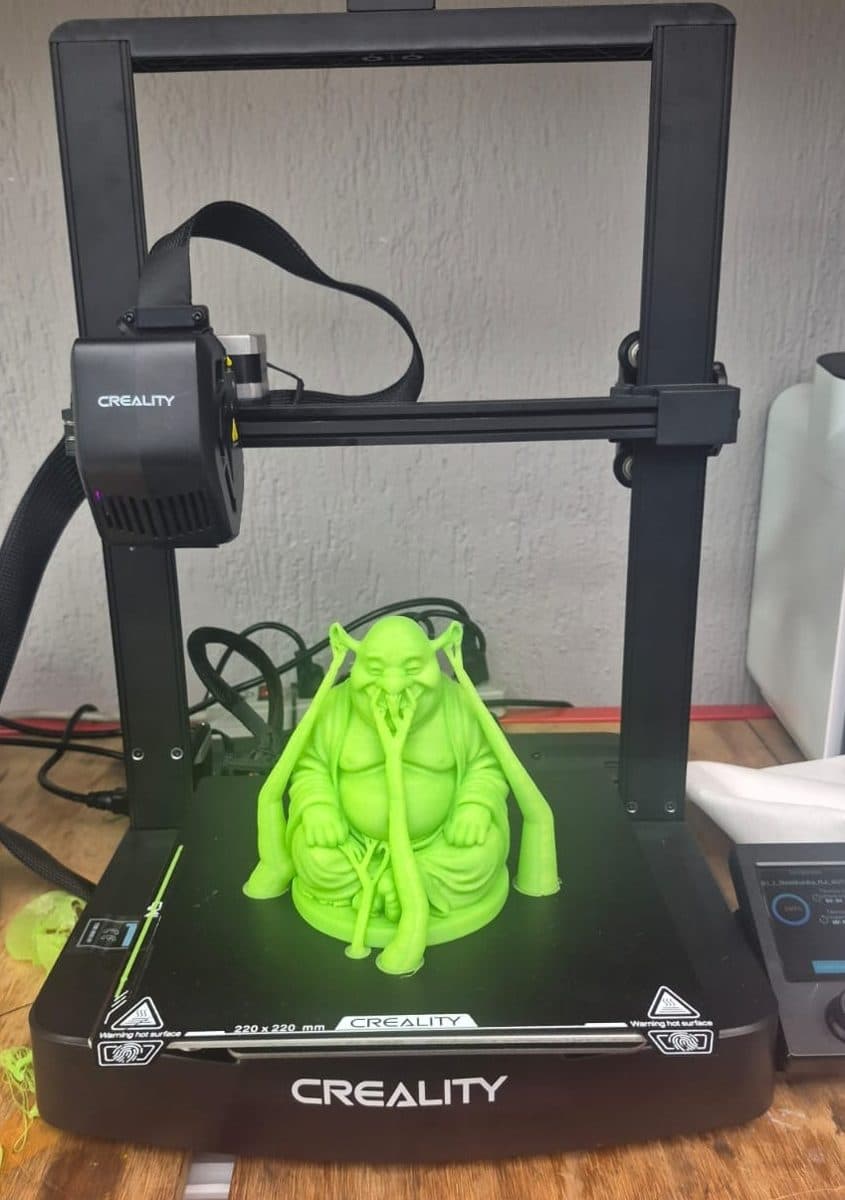 Impresora FDM del taller imprimiendo una pieza con soportes en filamento verde